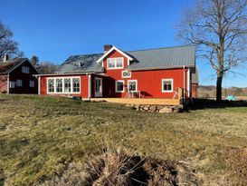 Cozy country house with large garden