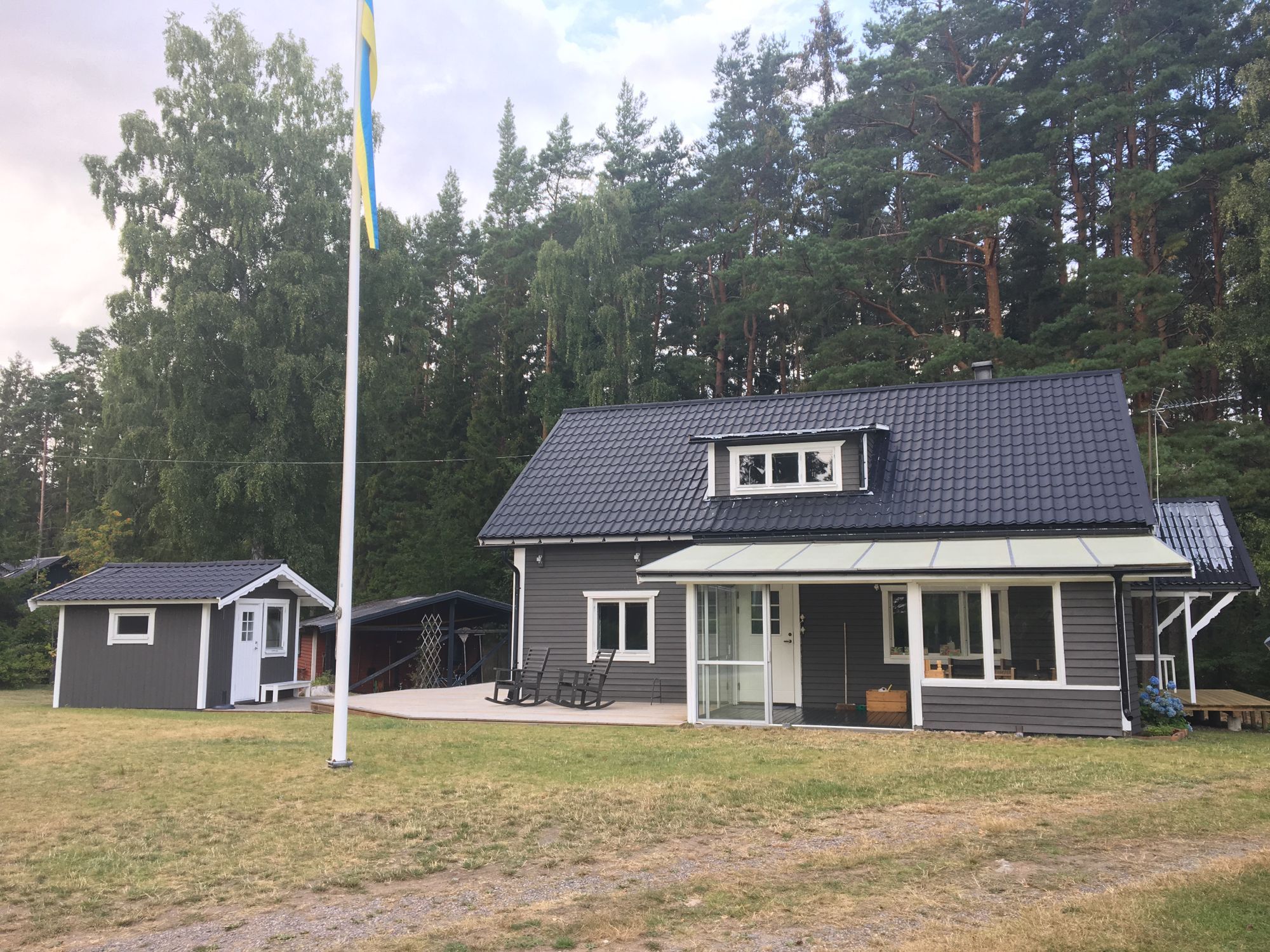 Sommarstuga ett stenkast från Vänern – bild 22 av 24