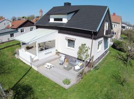 Stort familjevänligt hus med trädgård i Visby