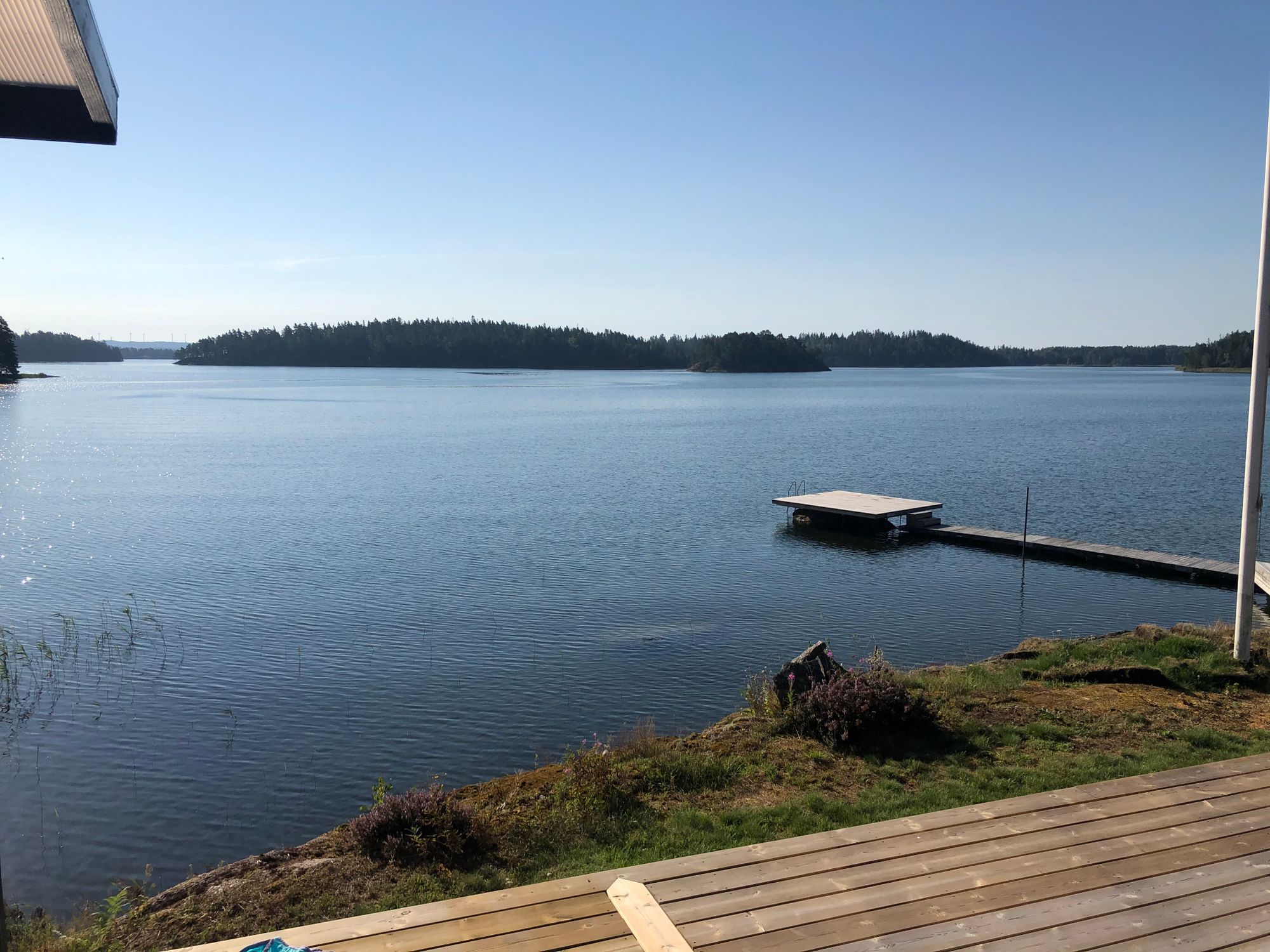 Hus med sjötomt och egen brygga, Vätterns strand – bild 2 av 24