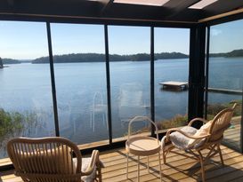 Hus med sjötomt och egen brygga, Vätterns strand