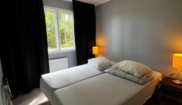 Mysigt boende i skogsglänta