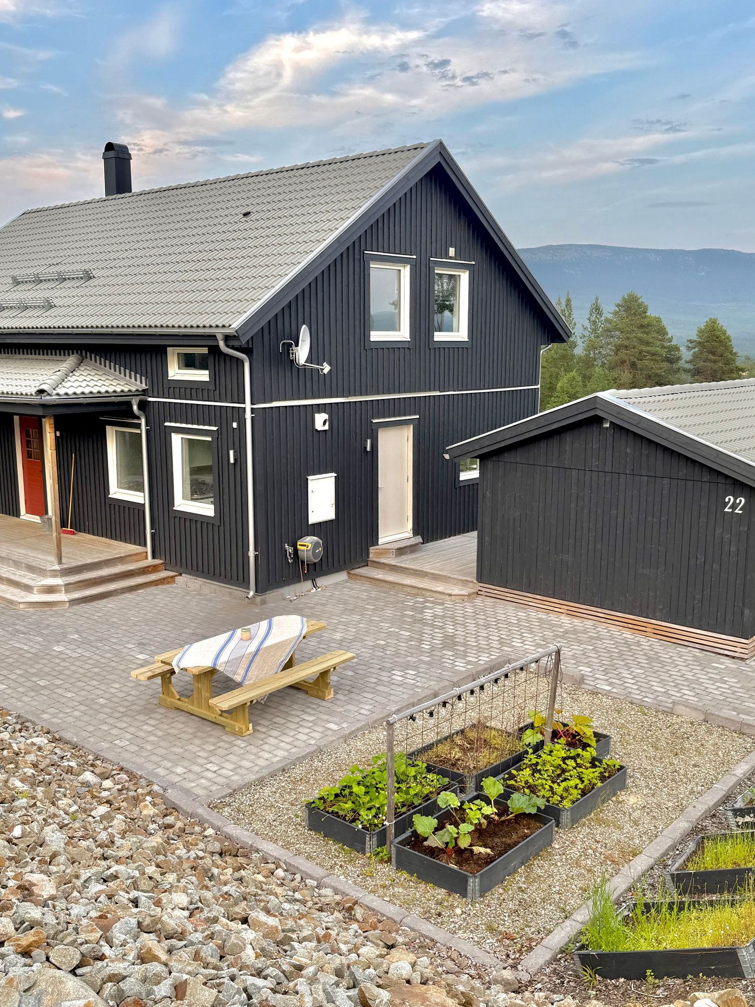 Modernt och rymligt fjällboende med utsikt – bild 2 av 24
