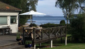 Rymligt skärgådshus med panoramautsikt över havet