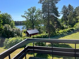 Stor villa nära havet med 1690 kvm tomt på Skarpö