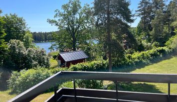 Stor villa nära havet med 1690 kvm tomt på Skarpö