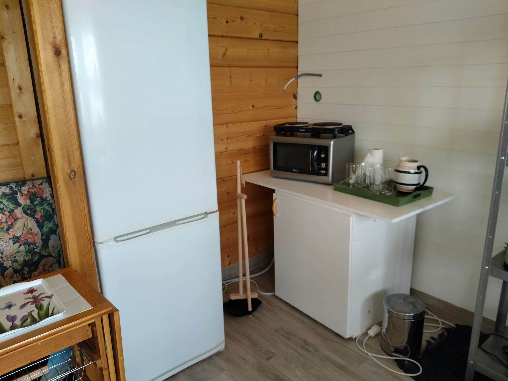 Trivsam gäststuga med sjöläge – bild 4 av 16