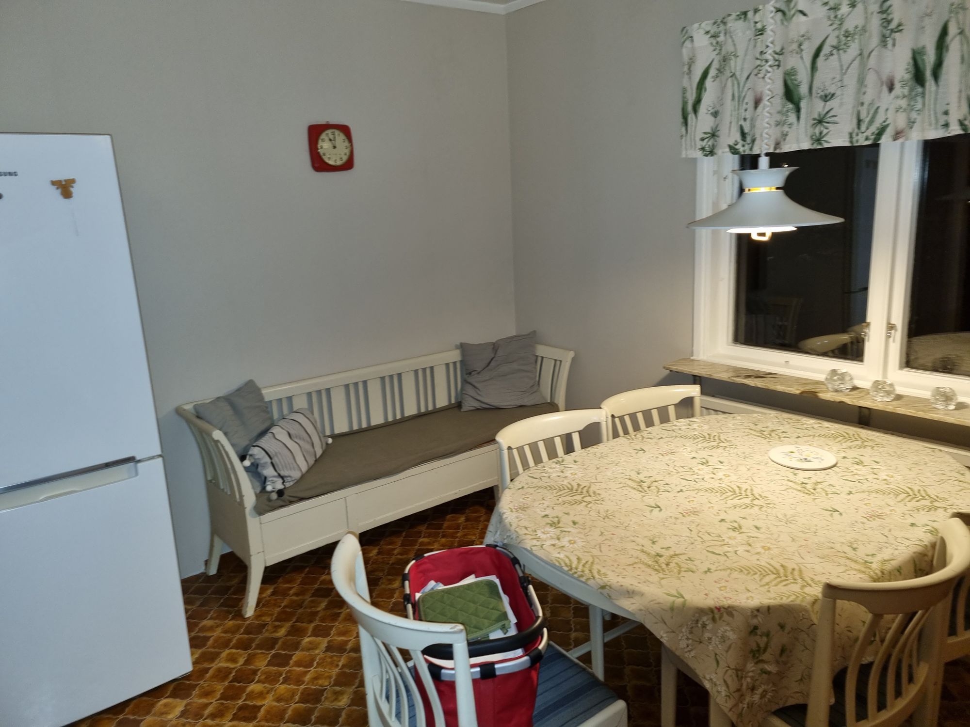 Fiskarvilla med havsutsikt centralt i Grisslehamn – bild 12 av 14