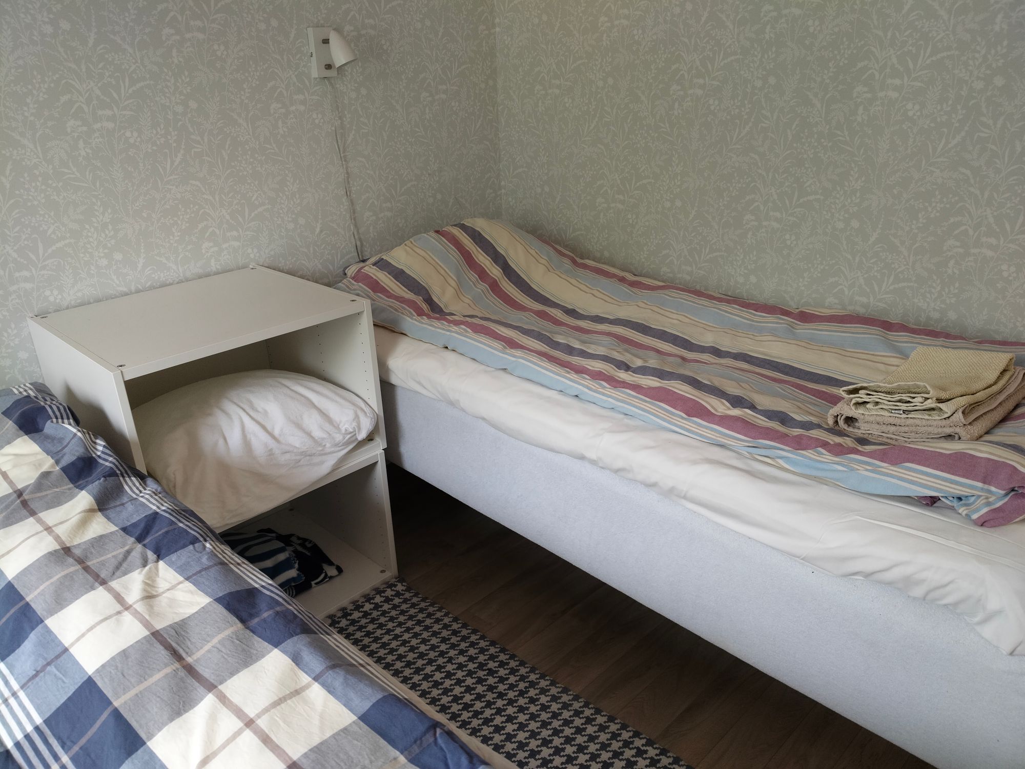 Trivsam gäststuga med sjöläge – bild 7 av 16