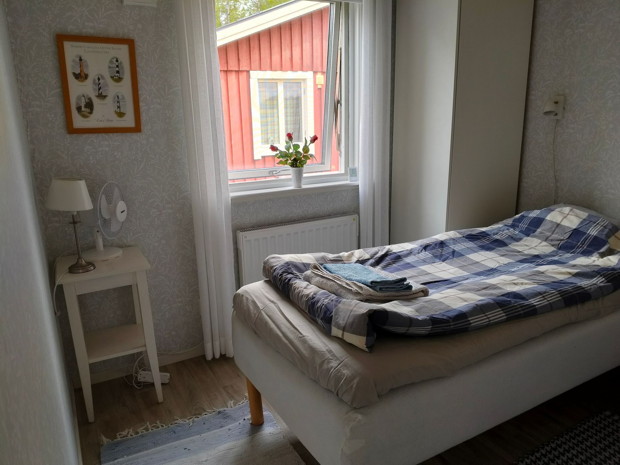 Trivsam gäststuga med sjöläge – bild 8 av 16