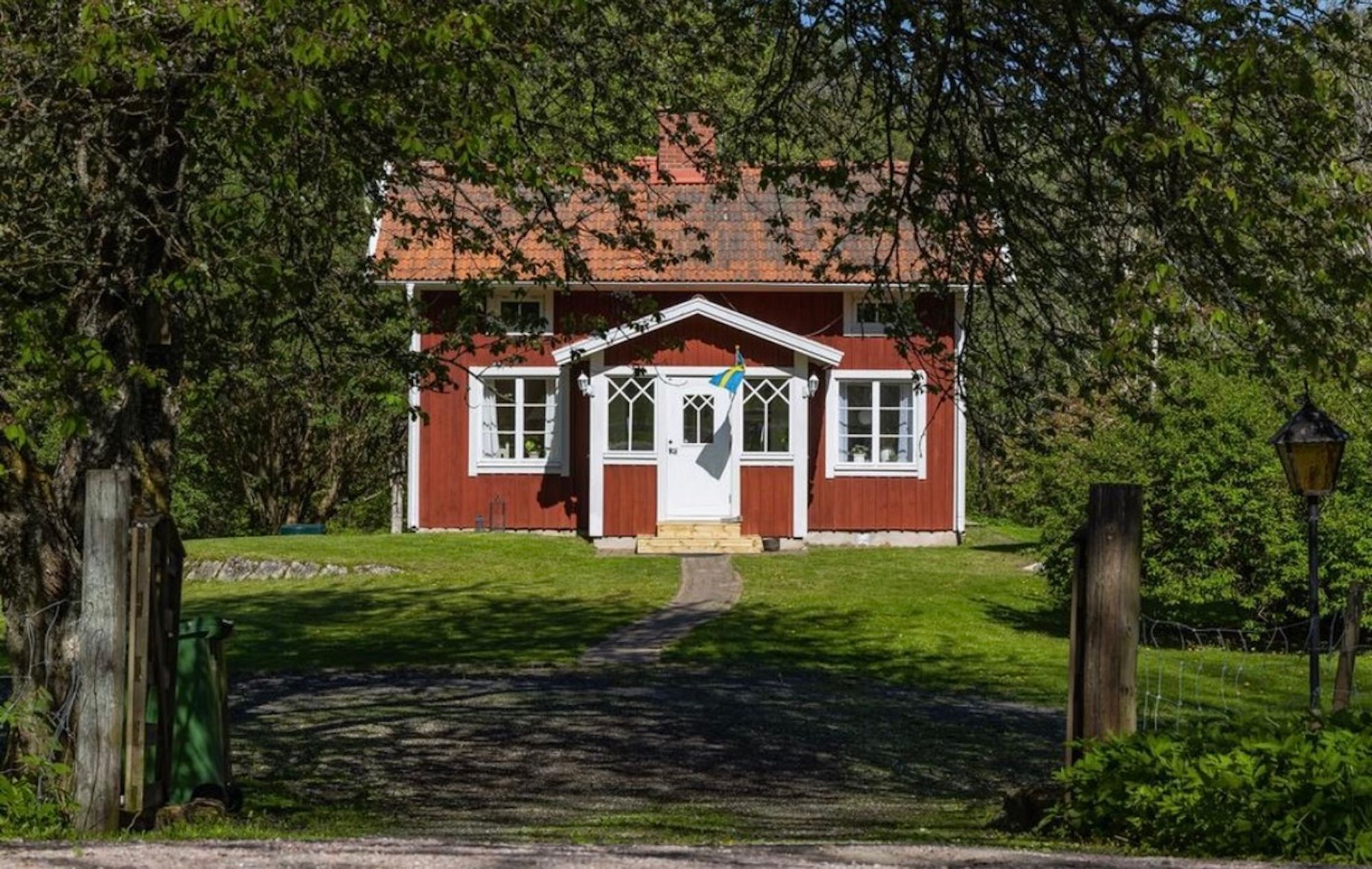 Oas på landet med bäck, damm och öppen spis – bild 20 av 23