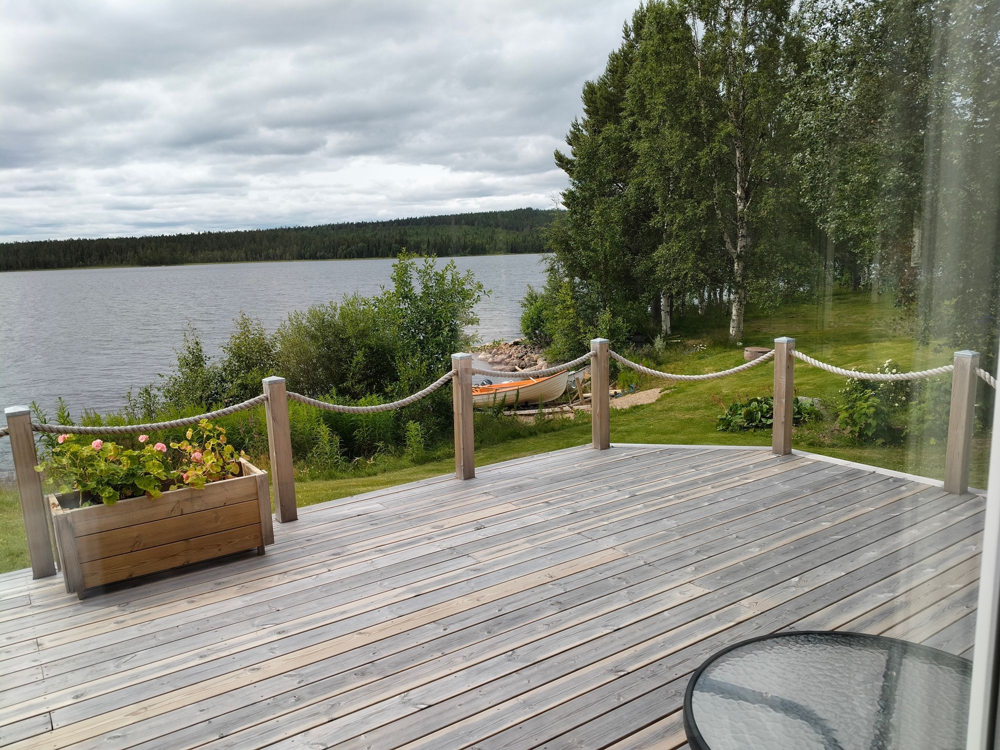 Trivsam gäststuga med sjöläge – bild 12 av 16