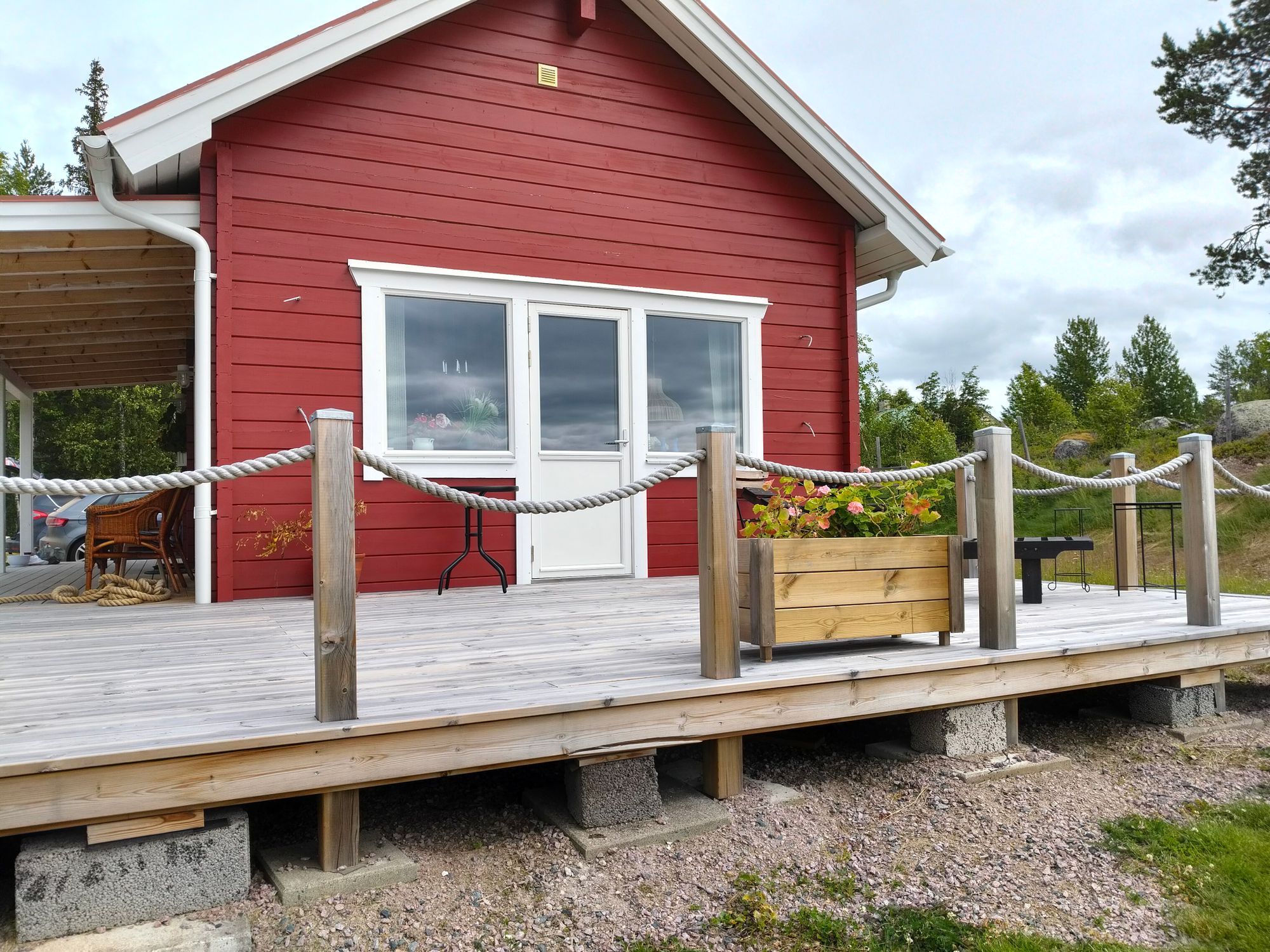 Trivsam gäststuga med sjöläge – bild 2 av 16