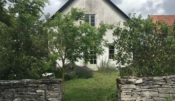 Kalkstenshus i vacker byggd