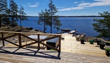 Sommaridyll vid Sjö på egen ö. Magiskt utsikt!