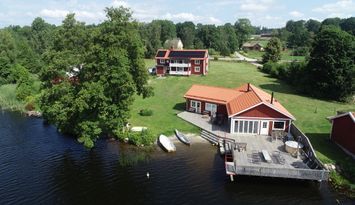 Semesterhus med bastu & badtunna.