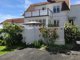 Charmigt skärgårdshus vid havet
