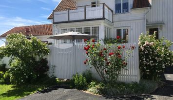 Charmigt skärgårdshus vid havet