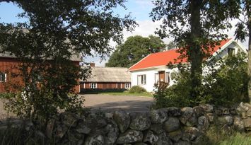 Gårdshus på landet nära kusten