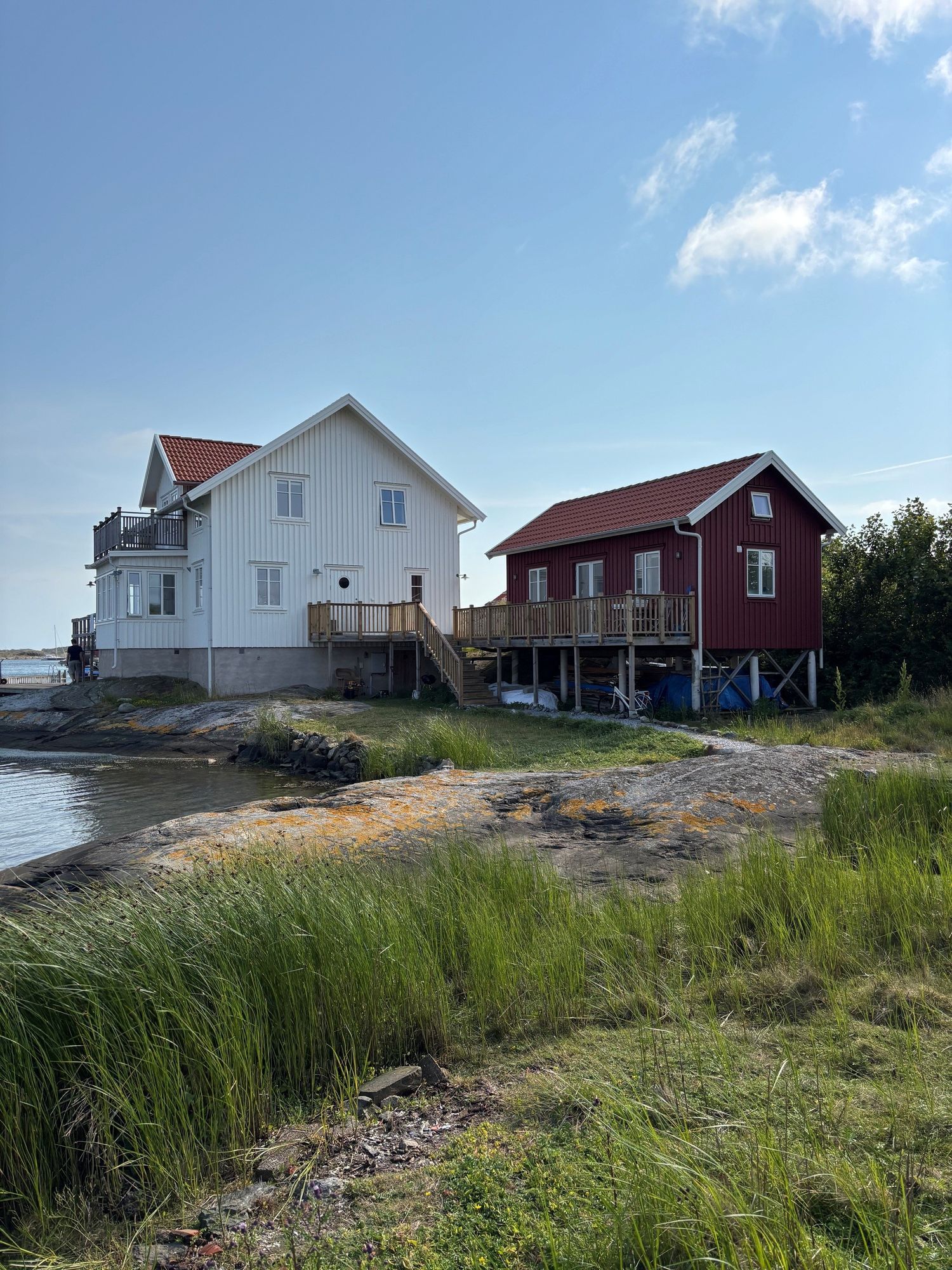 Fräsch liten stuga Härmanö Gullholmen – bild 2 av 9