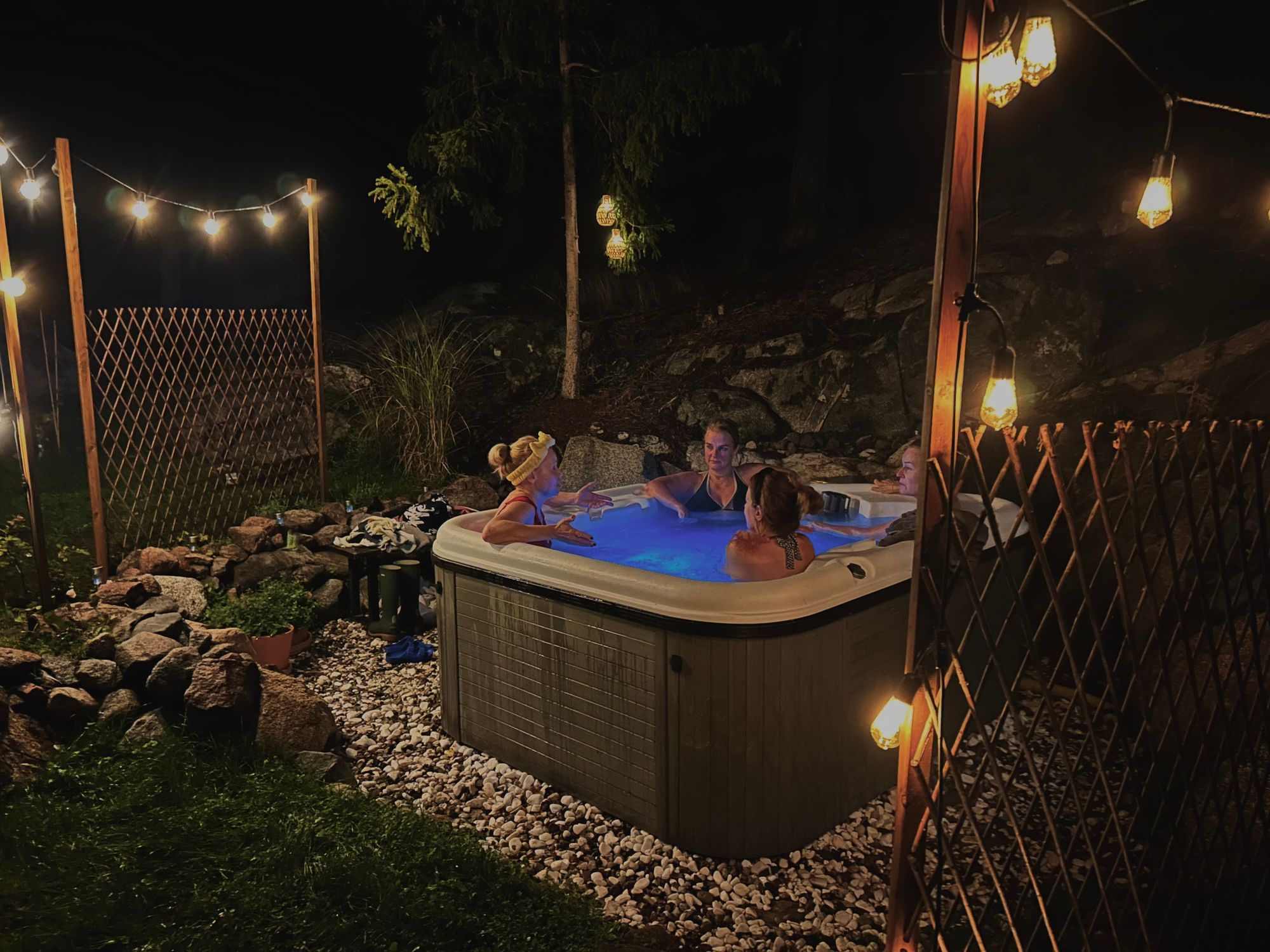 Hus i Stockholms skärgård – spabad & solterrass