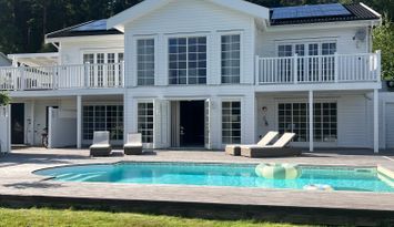 Stor fin villa med pool i Sigtuna nära Mälaren