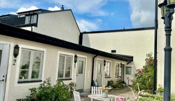Fin lägenhet med uteplats, innanför murarna.