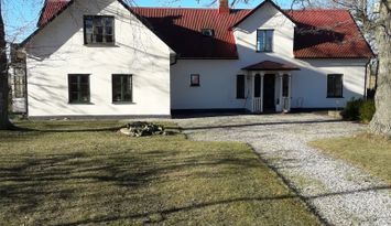 Kalkstenshus vid vägs ände i Bunge