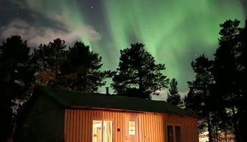 Mysig stuga med fantastiskt bastu på gården