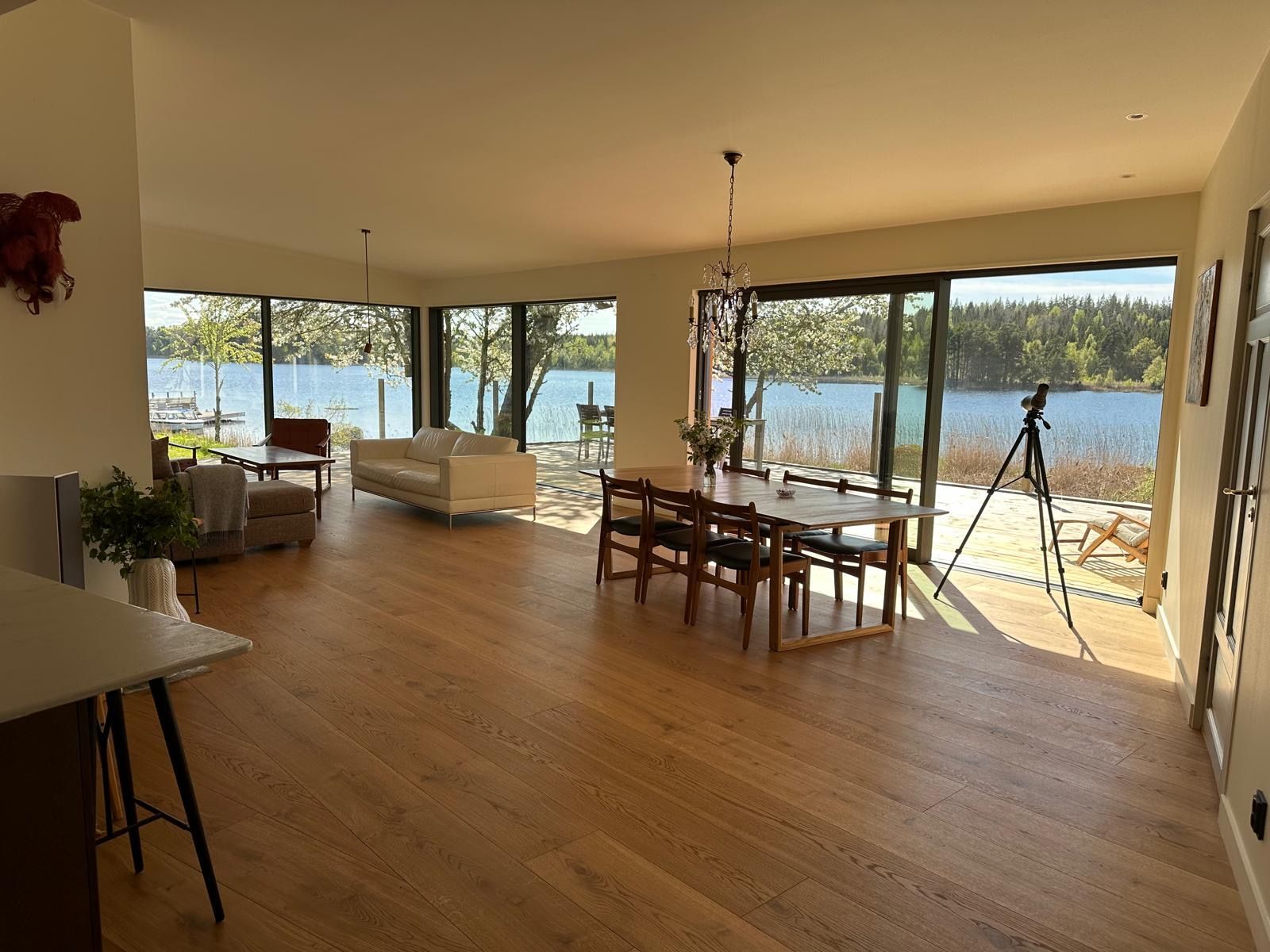 Panorama över sjön med egen brygga – bild 7 av 24