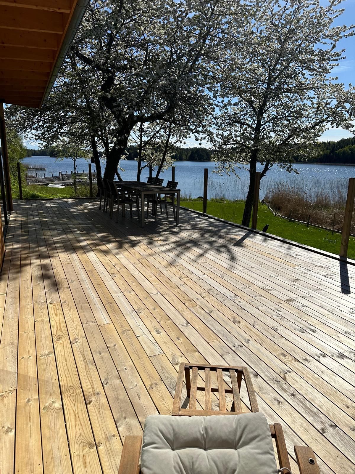 Panorama över sjön med egen brygga – bild 6 av 24