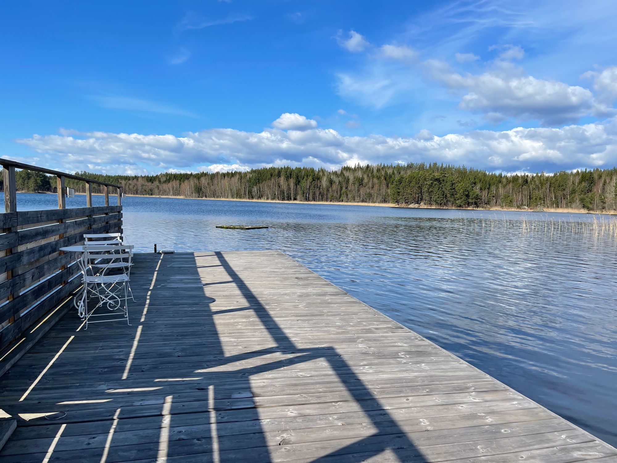 Panorama över sjön med egen brygga – bild 3 av 24