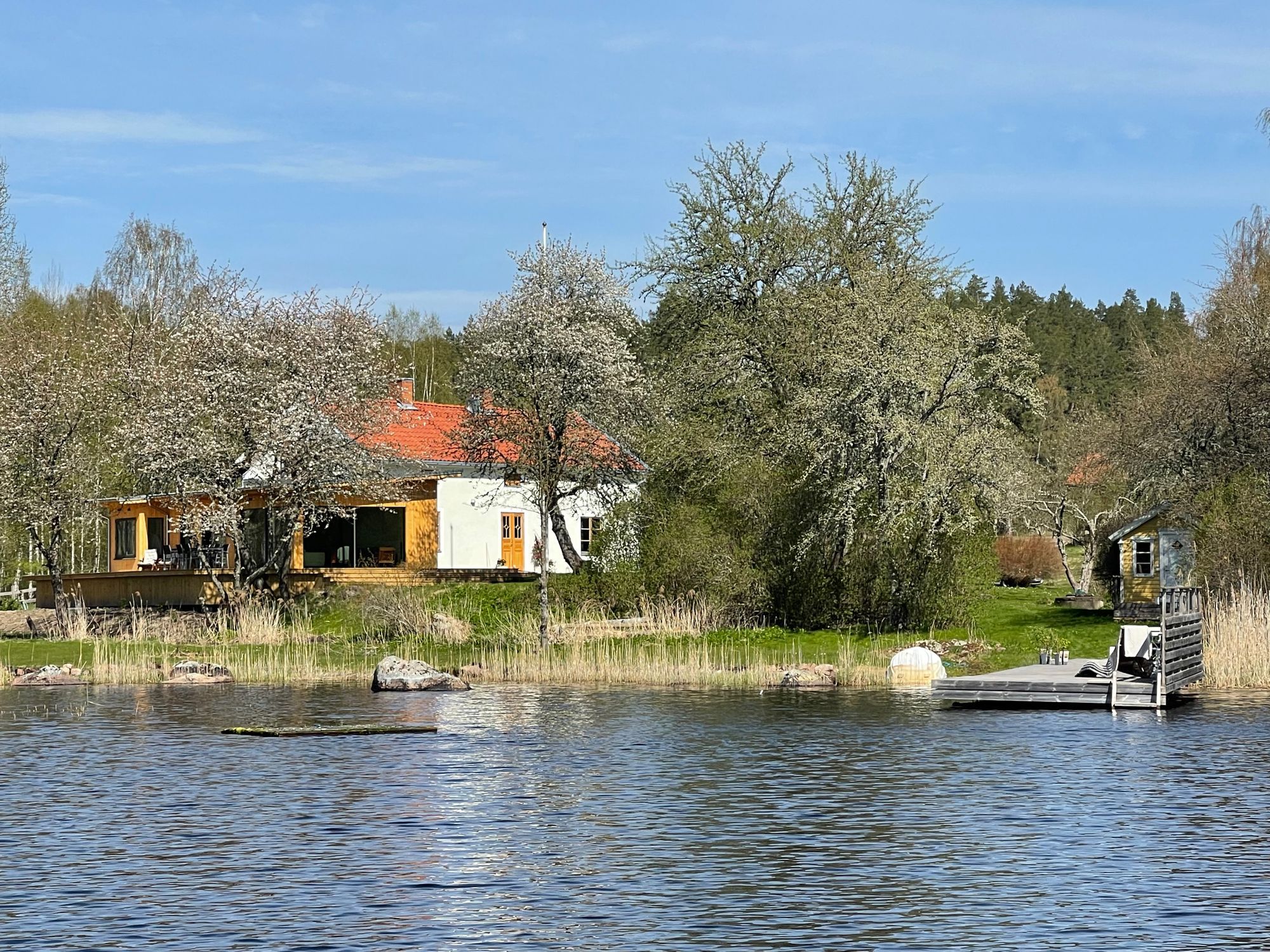 Panorama över sjön med egen brygga – bild 2 av 24