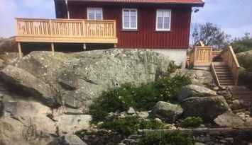 Liten nybyggd stuga vid havet