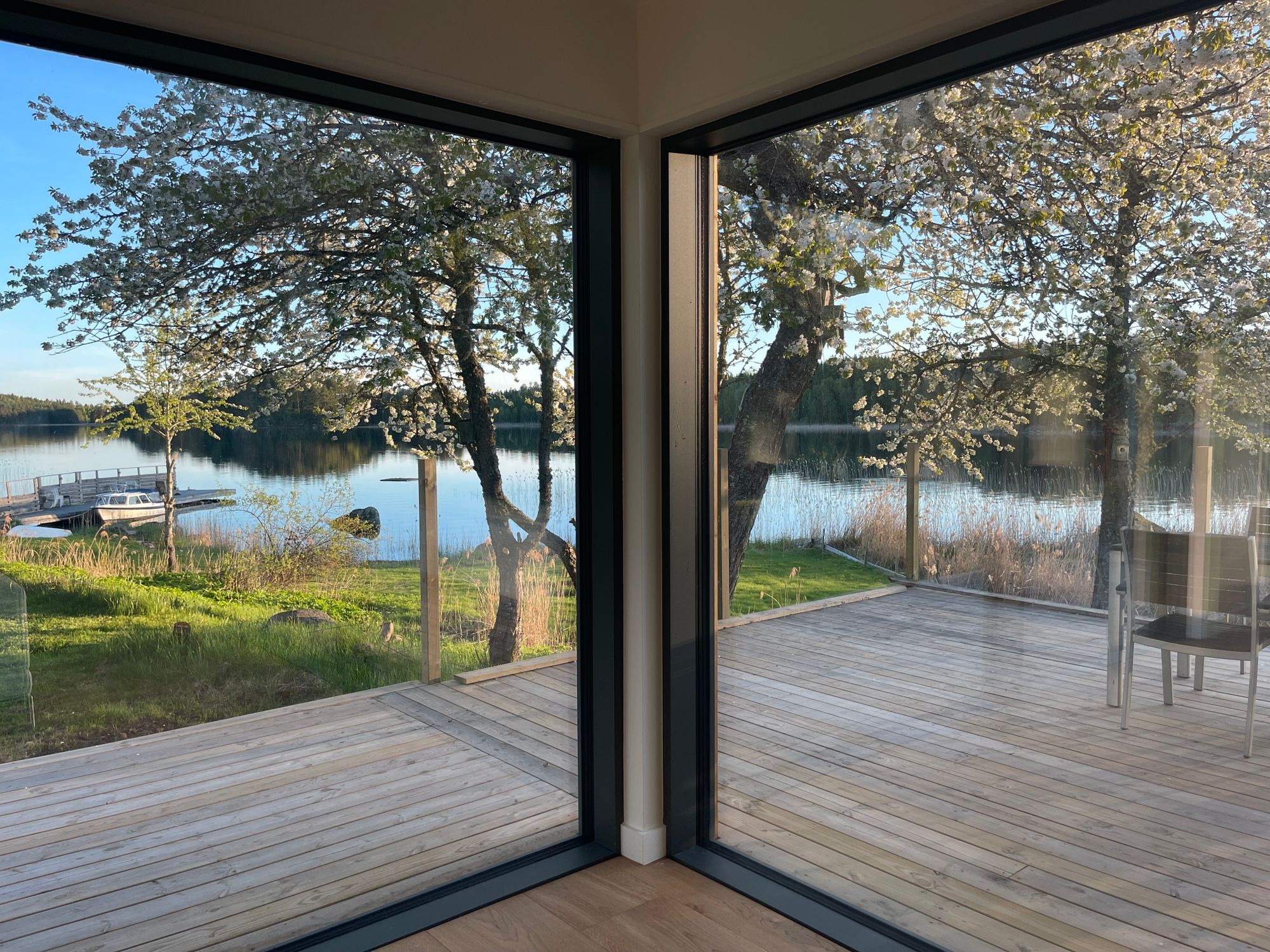 Panorama över sjön med egen brygga – bild 22 av 24