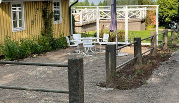 Gästhus i gårdsmiljö