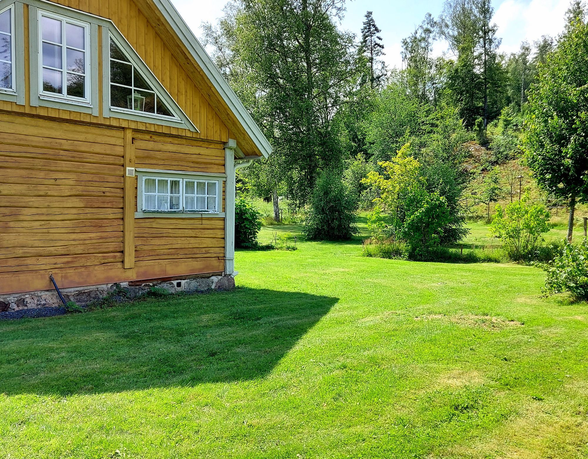 Hus med själ & charm. Egen strand, brygga, båt. – bild 2 av 22