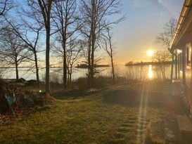 Stuga med havstomt i skärgården