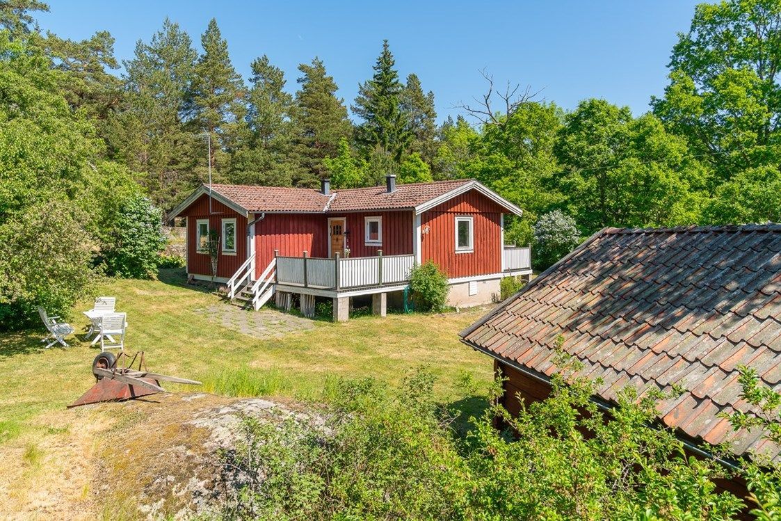 Modernt fritidshus med egen brygga vid havet – bild 2 av 21