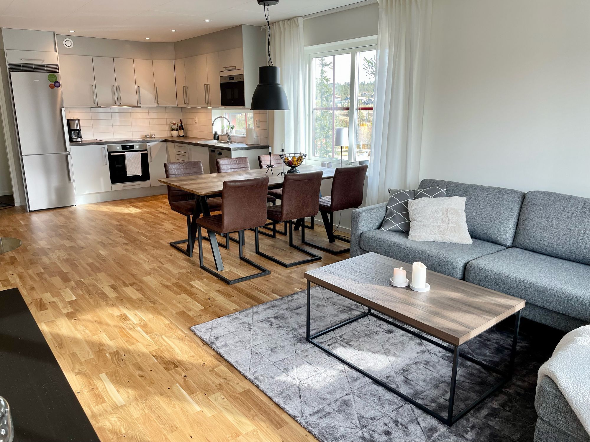 Ljus modern lägenhet i Storhogna