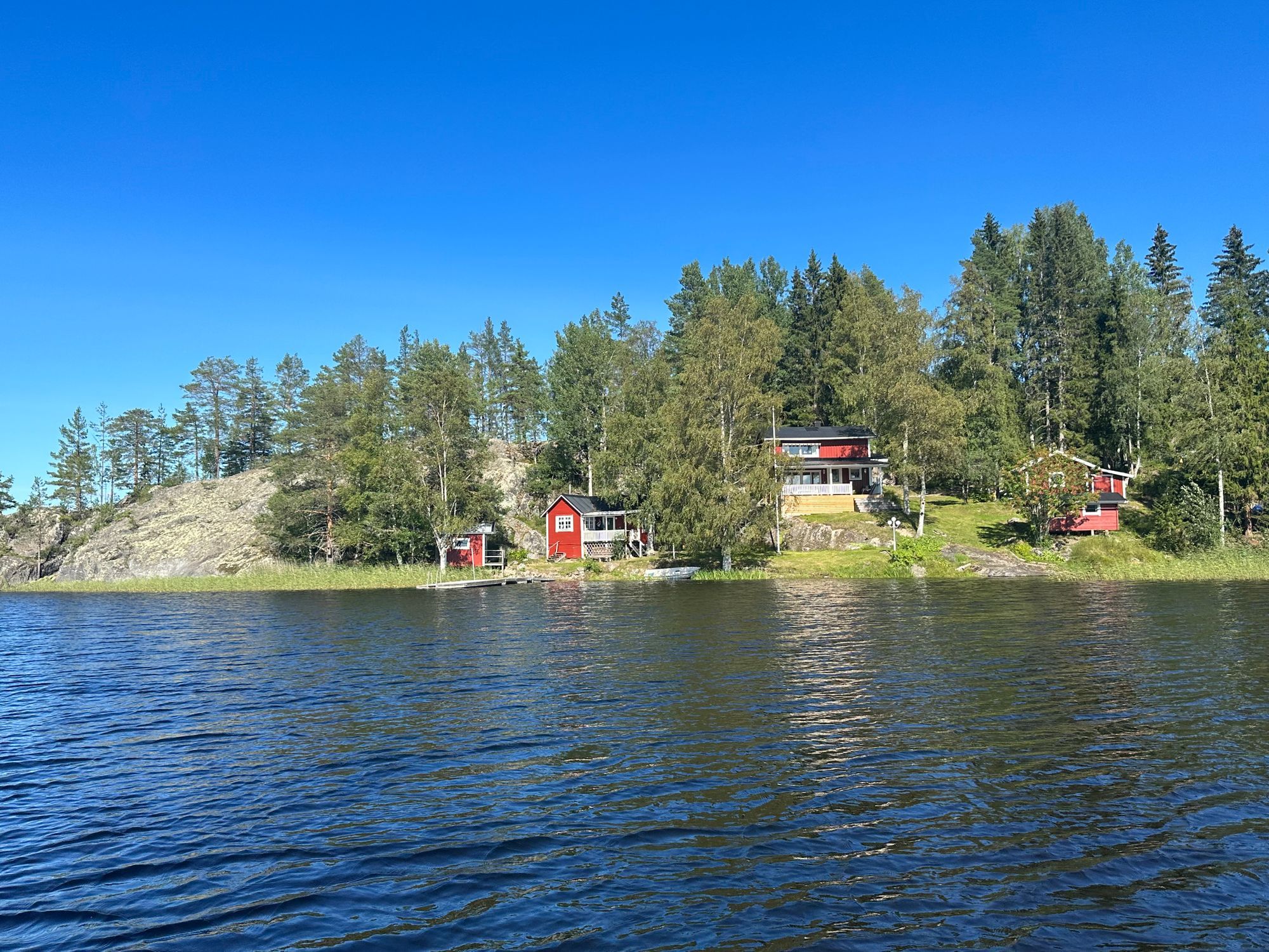 Stuga med sjötomt – bild 3 av 24