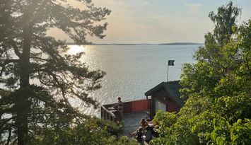 Hus och två gäststugar vid vattnet