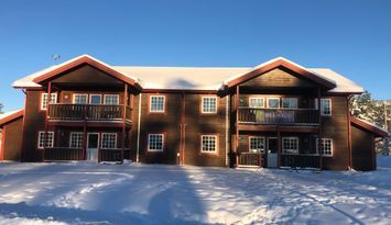Rymlig och mysig lägenhet med elljusspår utanför