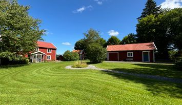 Charmig stuga i rofylld miljö i Kalvsås.