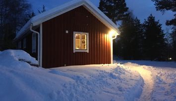 Harsa 12 km. Järvsöbacken 5 km. Kamin. Diskmaskin.