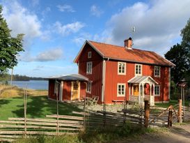 Genuint Torp med sandstrand och vedeldad bastu