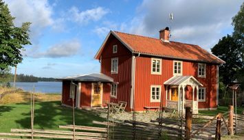 Genuint Torp med sandstrand och vedeldad bastu