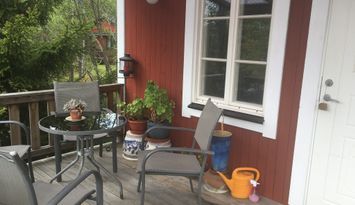 Röd liten stuga i Roslagen