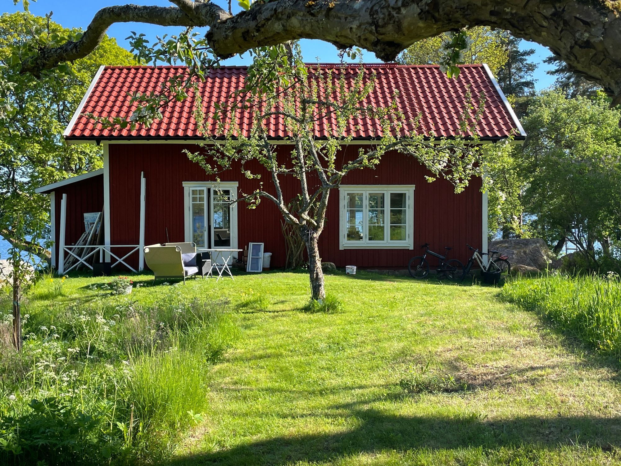 Hus vid sjö och egna bryggor – bild 3 av 11