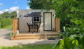Mysig Ministuga på liten hästgård